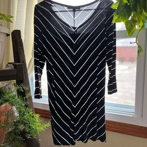 Medium, black & white, quarter sleeve top.